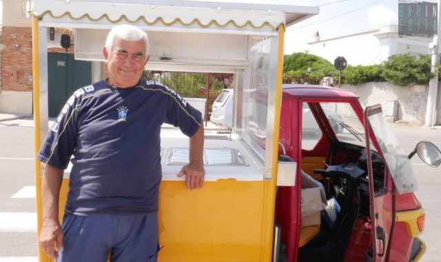 La storia di Donato: da 60 anni vende sulla costa barese il gelato, quello al limone